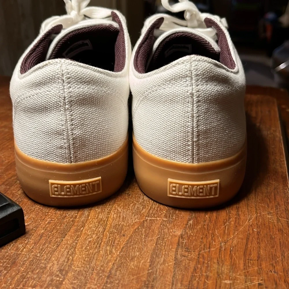 NWOT element men’s size 9 white canvas shoes with gum soles. Never worn. NWOT - Picture 5 of 7